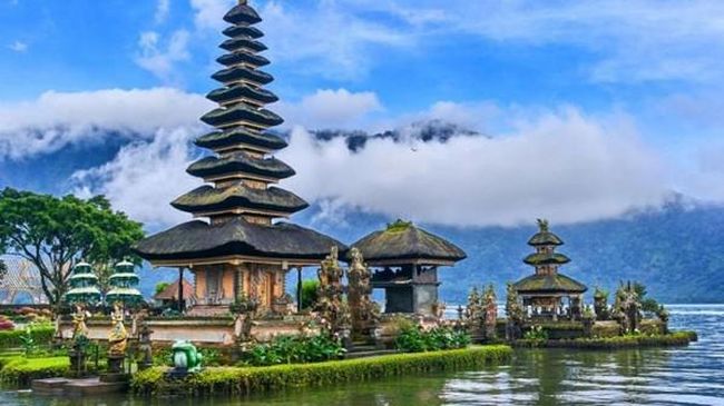 Tabanan Tour to Ulun Danu Beratan Temple Bali